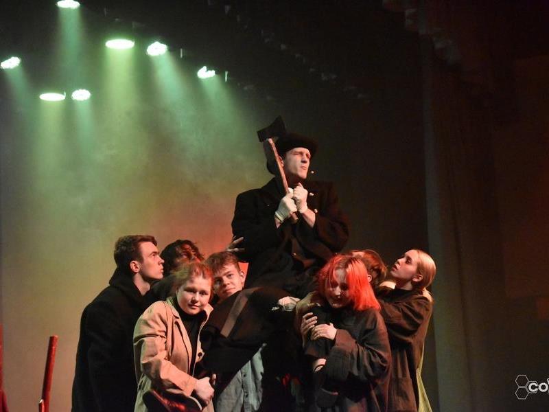Студенты Алтайского филиала Президентской академии сыграли спектакль по произведениям Ф.М. Достоевского.