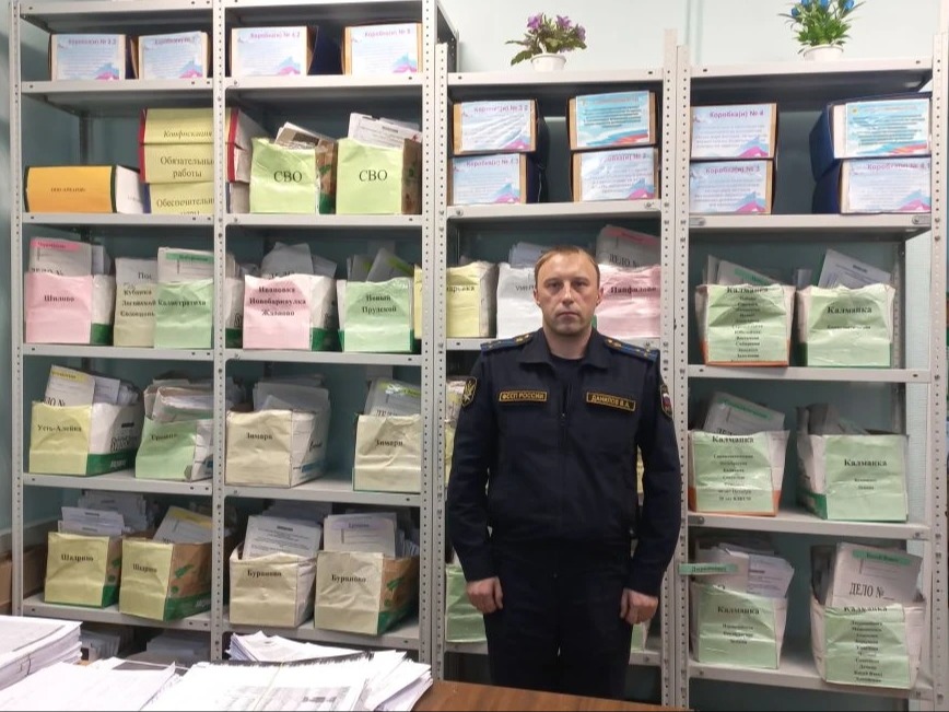Судебные приставы помогли жителям Калманского района подключить земельные участки к электричеству.